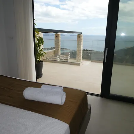 Roggi Villa Sivota